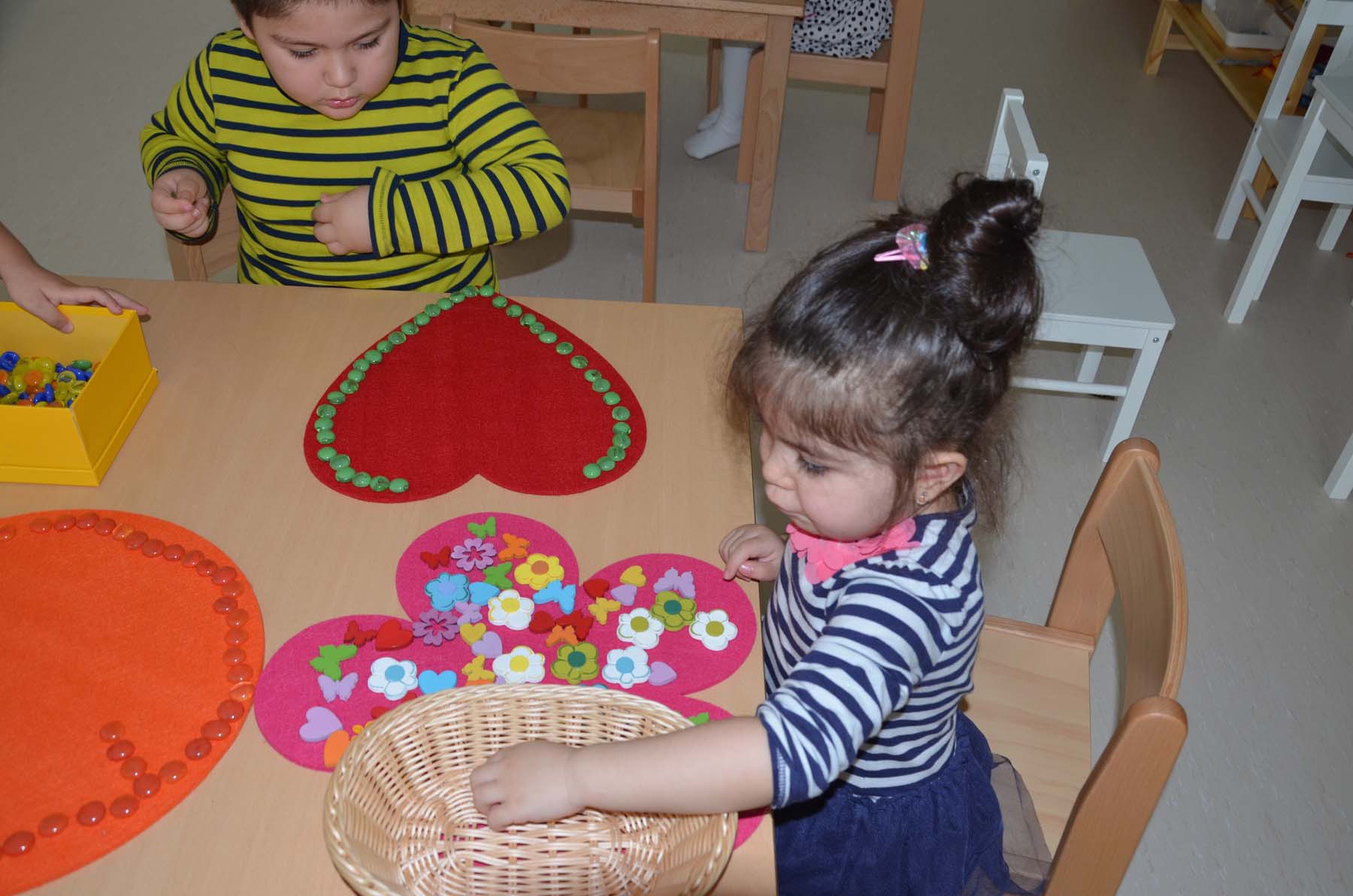 Kinder spielen gemeinsam am Tisch