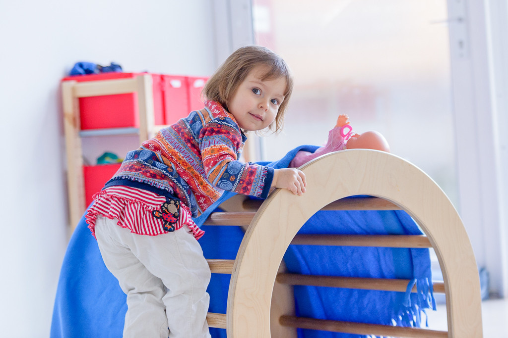 Mädchen beim Klettern im Privatkindergarten Montessori in Wien