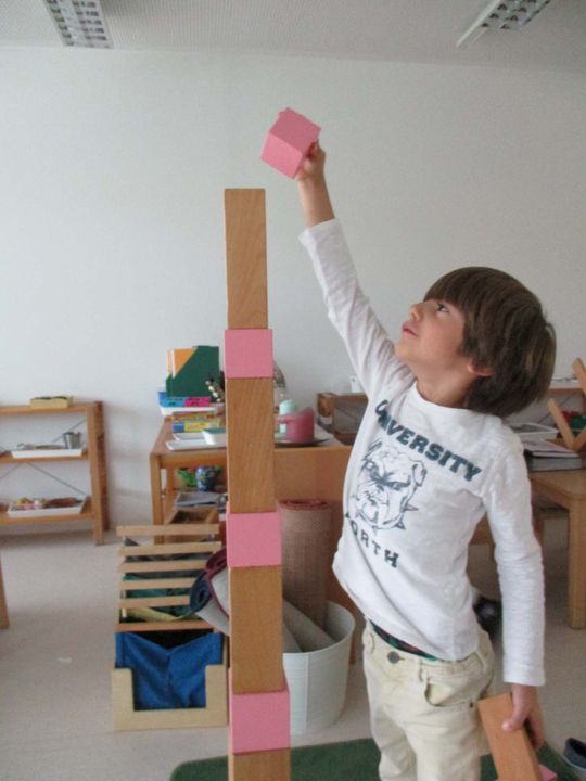 Junge baut Turm